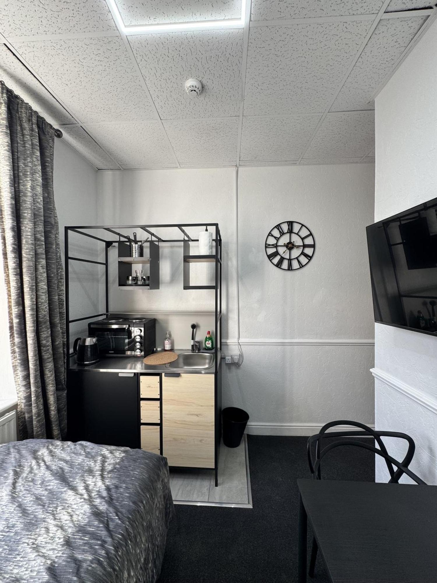 The Wickham Arms Hotel Cleckheaton Room photo
