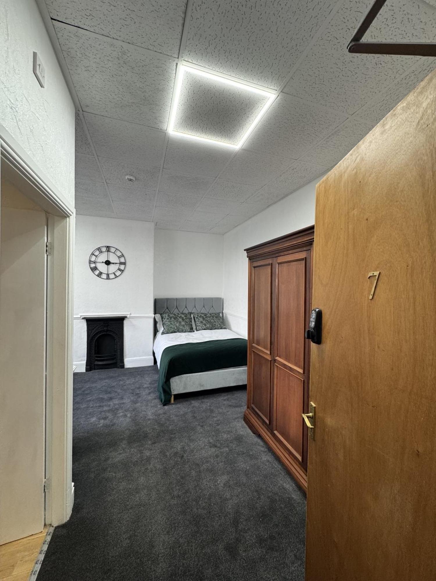 The Wickham Arms Hotel Cleckheaton Room photo