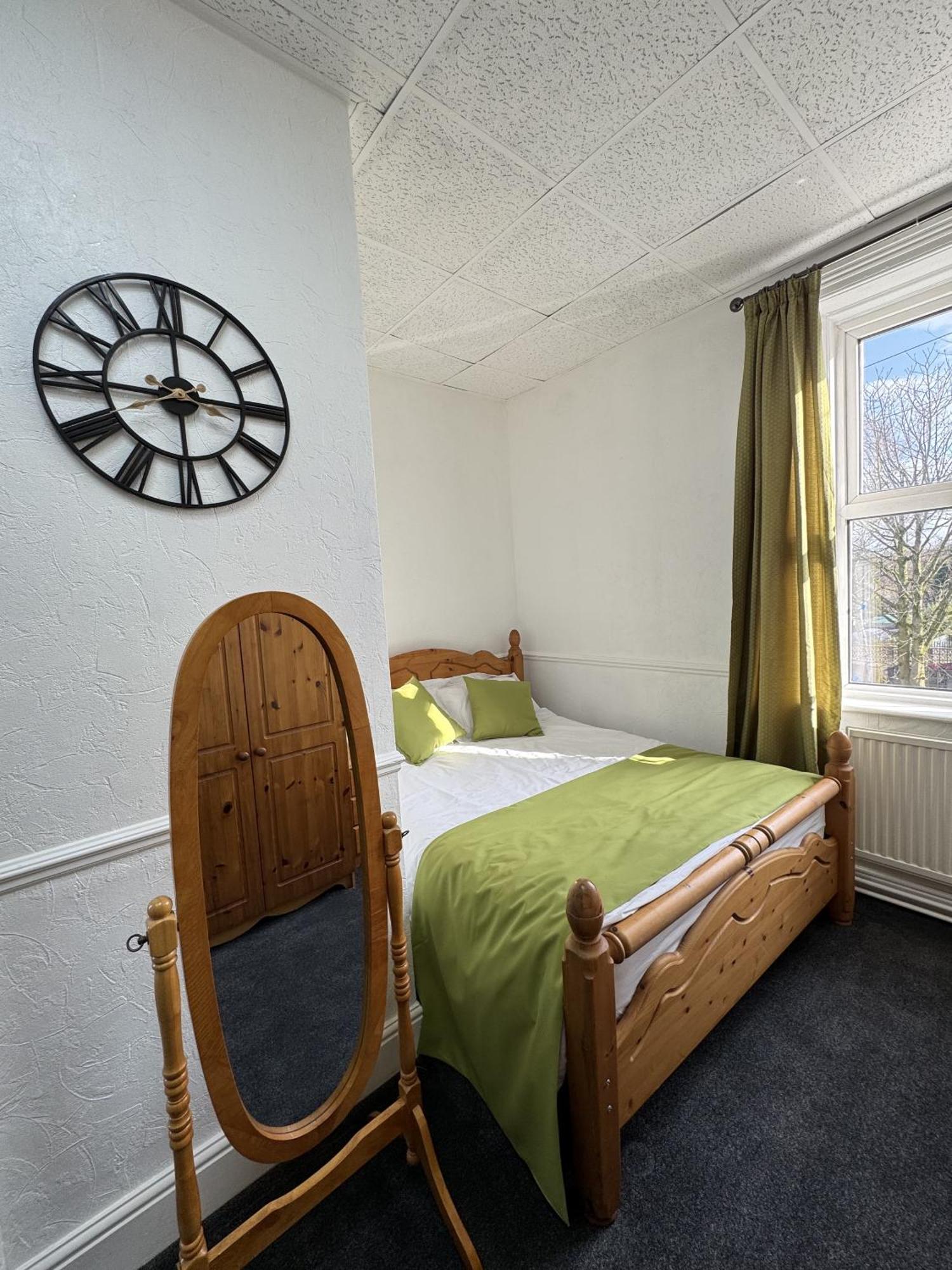 The Wickham Arms Hotel Cleckheaton Room photo
